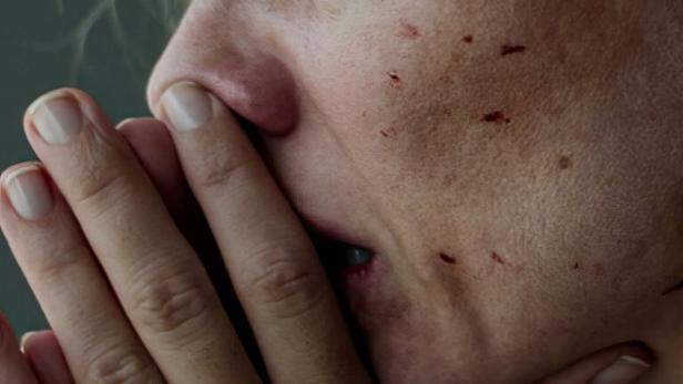 Das Gesicht einer verletzten, besorgten Frau, möglicherweise aus dem Film „Sie sehen dich“.