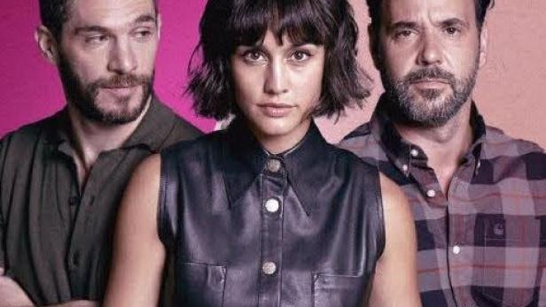 Das Filmplakat für die Netflix-Serie „Si lo hubiera sabido“ zeigt drei Schauspieler.