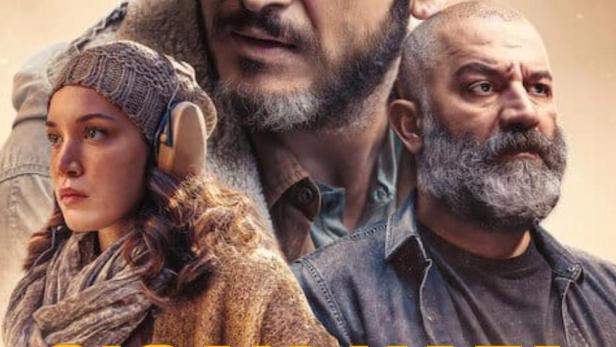 Das Filmplakat für „Sicak Kafa“ zeigt drei Charaktere.