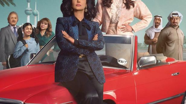 Das Poster für die Netflix-Serie „The Exchange“ zeigt Frauen vor einem roten Oldtimer in Kuwait.