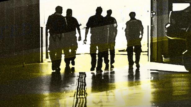 Das Filmplakat für „Spy Ops“ zeigt Silhouetten von Personen, die einen hellen Raum betreten.