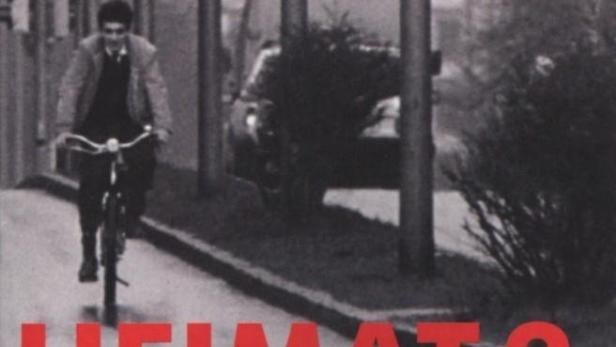 Das DVD-Cover von Edgar Reitz' „Heimat 2: Chronik einer Jugend“ zeigt einen Radfahrer.