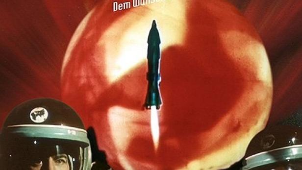 Das Filmplakat für „Begegnung im All“ zeigt zwei Astronauten und eine startende Rakete vor einem roten Planeten.