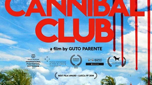 Das Filmplakat für „The Cannibal Club“ zeigt eine Frau am Pool und rote Farbtropfen am Himmel.