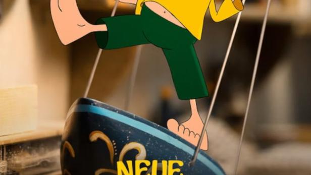 Pumuckl schwingt an einem Werkzeug in einer Werkstatt, im Hintergrund der Titel „Neue Geschichten vom Pumuckl“.