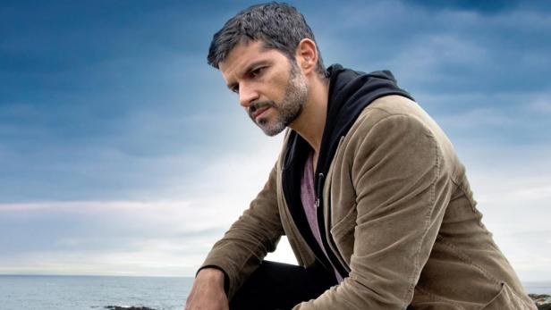 Das Filmplakat zu „Kommissar Dupin – Bretonische Verhältnisse“ zeigt den Kommissar am Meer.