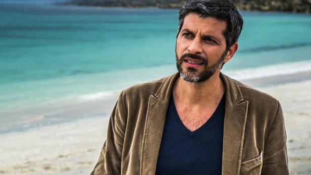 Kommissar Dupin an einem Strand in der Bretagne.