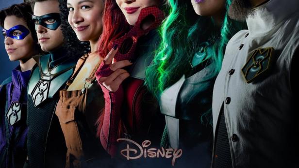 Das Filmplakat für Disneys „Die Schurken von Nebenan“ zeigt eine Gruppe kostümierter Personen.