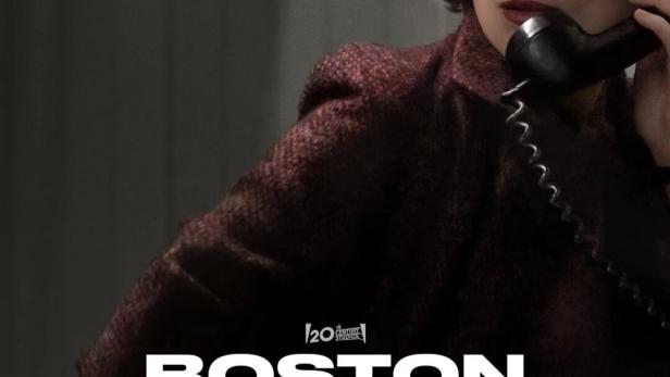 Das Filmplakat für „Boston Strangler“ zeigt Keira Knightley am Telefon.