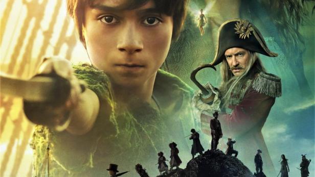 Das Filmplakat für „Peter Pan & Wendy“ zeigt die Hauptfiguren und Captain Hook vor der Kulisse von Nimmerland.