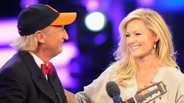 Helene Fischer und Otto Waalkes stehen lächelnd auf einer Bühne.