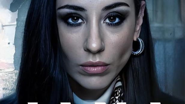 Porträt einer Frau namens Jana, im Hintergrund eine unscharfe Gestalt mit Maske.