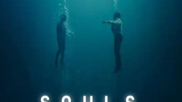Das Filmplakat für die Sky-Original-Serie „Souls“ zeigt zwei Personen unter Wasser.