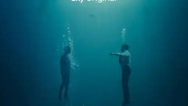Das Poster für die Sky Original Serie „Souls“ zeigt zwei Personen unter Wasser.