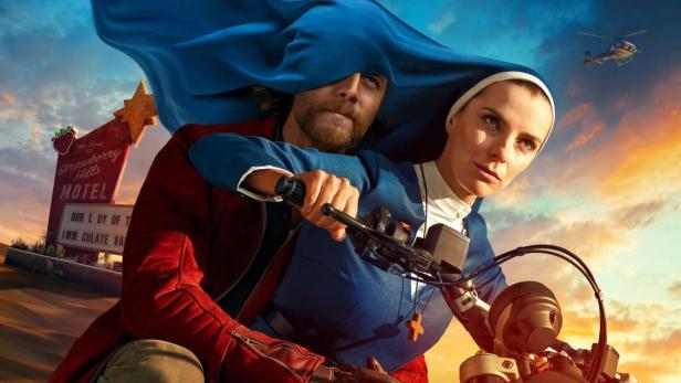 Eine Nonne und ein Mann fahren auf dem Filmplakat zu „Mrs. Davis“ auf einem Motorrad.