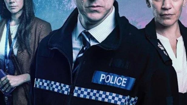 Das Filmplakat zu „Die Jagd nach Raoul Moat“ zeigt drei ernste Personen vor einem dunklen Hintergrund.