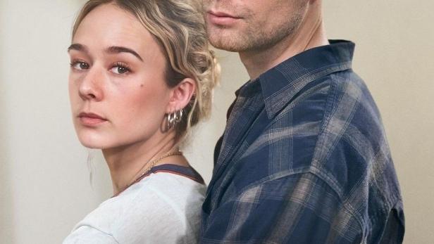 Ein Mann und eine Frau umarmen sich; Filmposter für „Alla utom vi“.