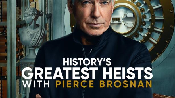 Pierce Brosnan vor einem Tresorraum-Hintergrund für die Serie „History's Greatest Heists“.