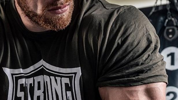 Ein muskulöser Mann, Tim Budesheim, posiert für den Film „Vision“.