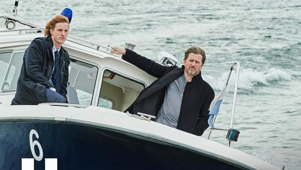 Zwei Männer auf einem Boot auf dem Chiemsee für „Hattinger und der Nebel“.