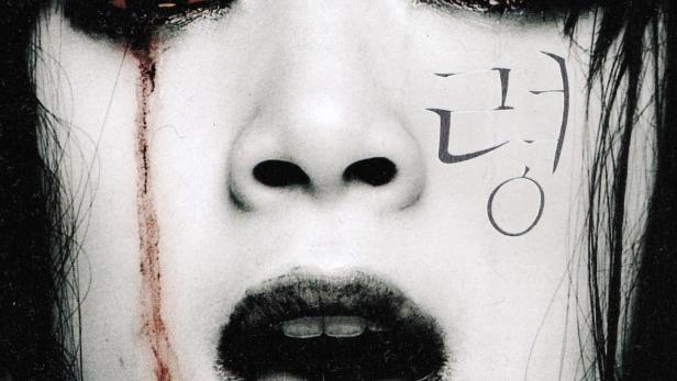 Das Cover der Limited Edition von „Ghost“ zeigt das Gesicht einer Frau mit blutunterlaufenen Augen.