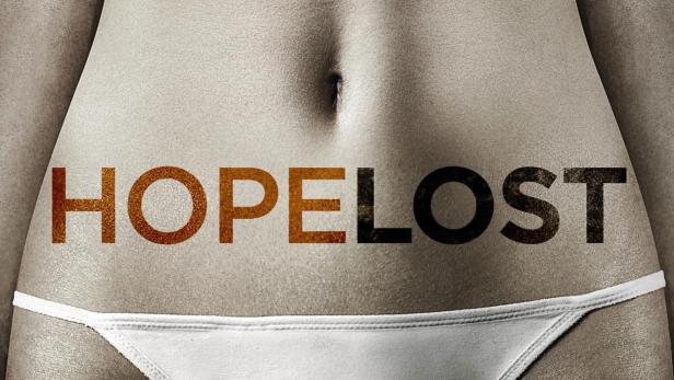 Der Körper einer Frau mit der Aufschrift „Hopelost“ und einem Barcode auf der Unterwäsche.