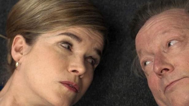 Das Filmplakat für „Kurzschluss“ zeigt ein Paar, das nebeneinander liegt.