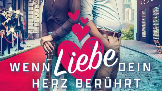 Ein Mann und eine Frau stehen mit einer Gitarre auf einer Straße in New York.