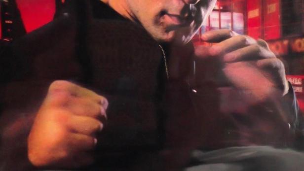 Ein Mann mit Verletzungen im Gesicht auf dem Filmplakat „American Streetfighter“.