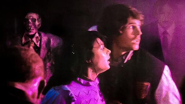 Das Filmplakat für „One Dark Night“ zeigt eine unheimliche Szene mit jungen Leuten und einer unheimlichen Gestalt.