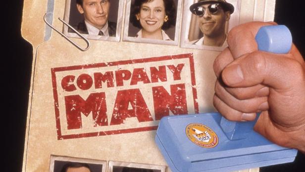 Das Filmplakat zu „Company Man“ zeigt eine Akte mit den Fotos der Schauspieler und einem CIA-Stempel.