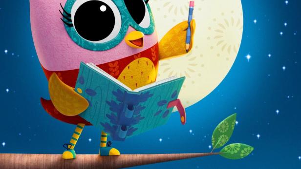 Die Zeichentrickfigur Eule Eva liest ein Buch, während eine Fledermaus an einem Ast hängt.