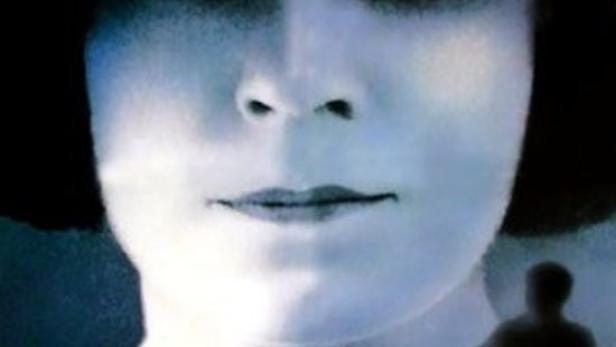 Das Filmplakat für „Der Kinoerzähler“ zeigt das Gesicht einer Frau und eine Silhouette.