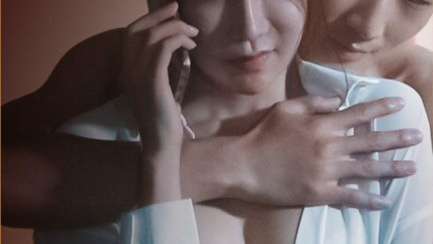 Das Filmplakat für „Family Affair: Die Begierden meiner Mutter“ zeigt eine Frau am Telefon, die von einem Mann umarmt wird.