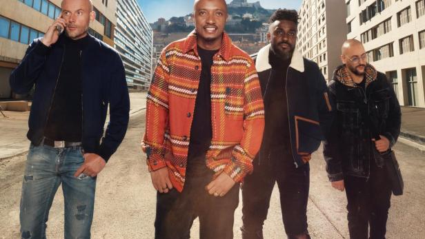 Das Filmplakat für „Soprano: Um jeden Preis“ zeigt vier Männer auf einer Straße in Marseille.