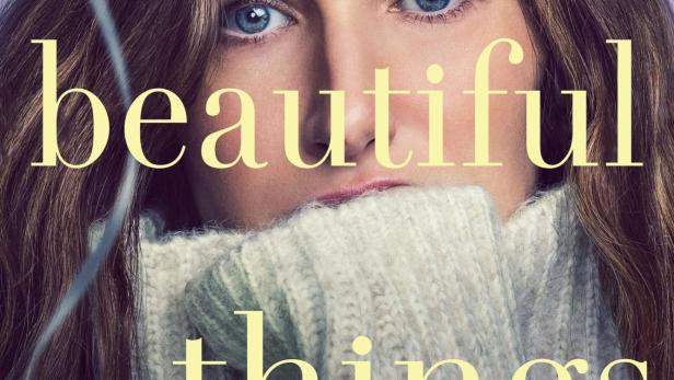 Das Filmplakat für „Tiny Beautiful Things“ zeigt eine Frau mit einem übergroßen Rollkragenpullover.