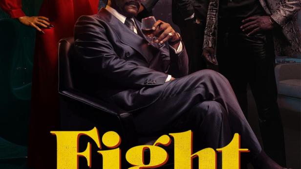 Das Filmplakat für „Fight Night: The Million Dollar Heist“ zeigt eine Gruppe elegant gekleideter Personen.