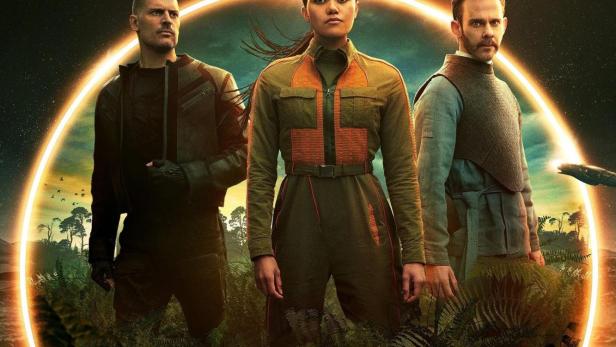 Das Poster zur Science-Fiction-Serie „Moonhaven“ zeigt drei Charaktere vor einem fernen Planeten.