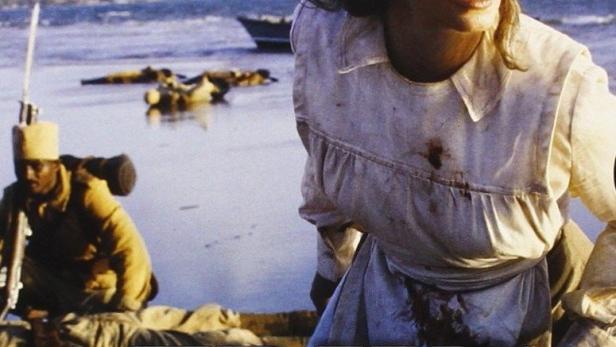 Das Filmplakat für „Afrika, Mon Amour“ zeigt Iris Berben in einer dramatischen Szene.