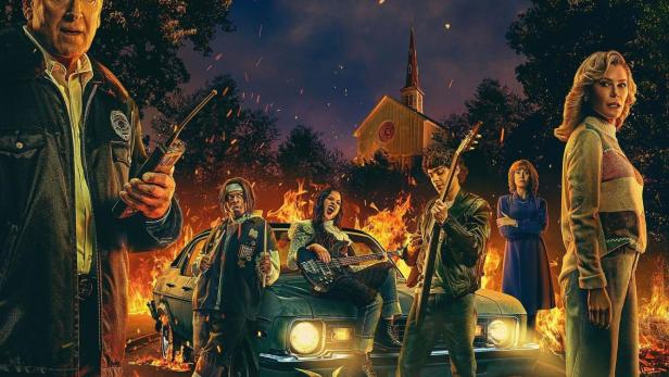 Das Filmplakat zu „Hysteria!“ zeigt eine Gruppe Jugendlicher vor einem brennenden Auto und einer Kirche.