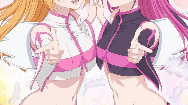 Zwei Anime-Mädchen mit Flügeln posieren vor einem rosa Hintergrund.