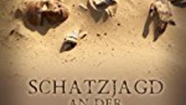 Das Logo der Terra X-Dokumentation „Schatzjagd an der Seidenstraße“ mit archäologischen Fundstücken im Sand.