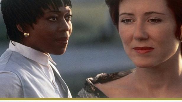 Das Filmplakat für „Passion Fish“ zeigt zwei Frauen und eine Frau auf einem Steg.