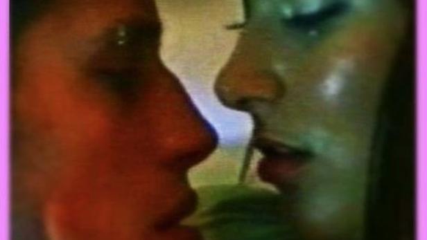 Das Filmplakat für „School's Out: Die Nacht der Nächte“ zeigt zwei junge Menschen im Profil.