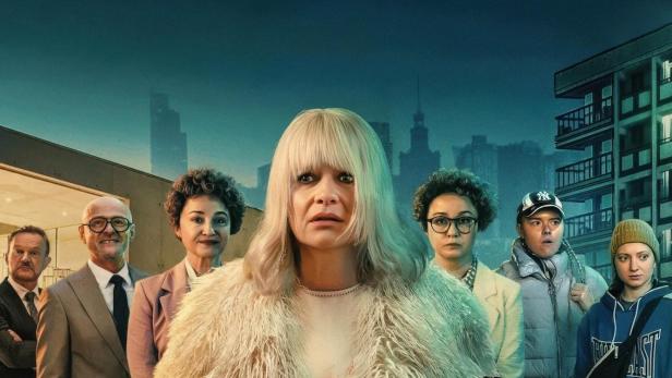 Das Filmplakat zu „An!ela“ zeigt eine Frau mit Pelzmantel, Blutflecken und einer Champagnerflasche, umgeben von anderen Personen.