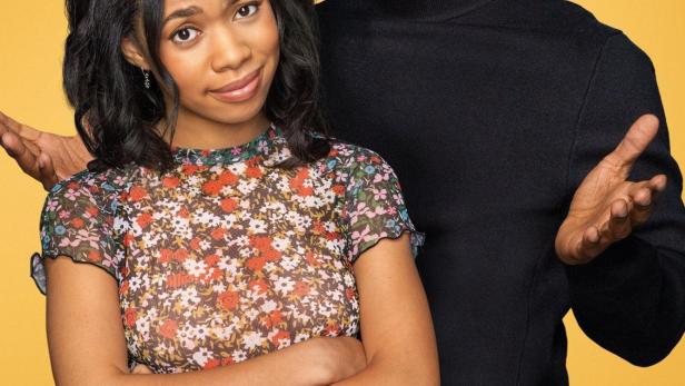 Jamie Foxx und eine junge Frau auf dem Werbeplakat für die Netflix-Serie „Dad Stop Embarrassing Me!“.