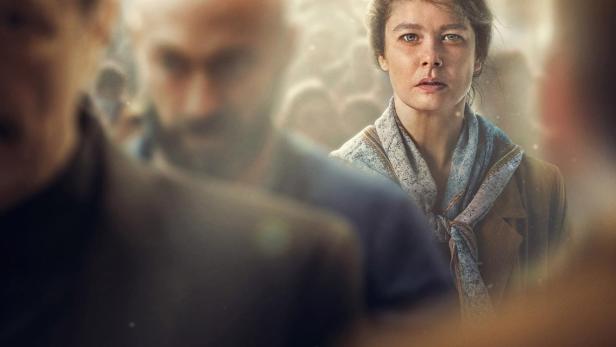 Das Filmplakat für „Fatma“ zeigt eine Frau inmitten einer Menschenmenge.