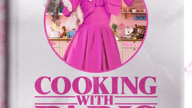 Das Cover von „Cooking with Paris“ zeigt Paris Hilton mit einem Hündchen und einem Schneebesen in der Küche.