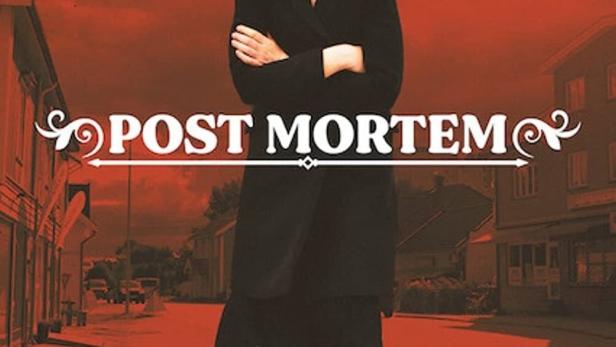 Das Filmplakat für „Post Mortem“ zeigt eine Frau in einem schwarzen Mantel auf einer roten Straße.