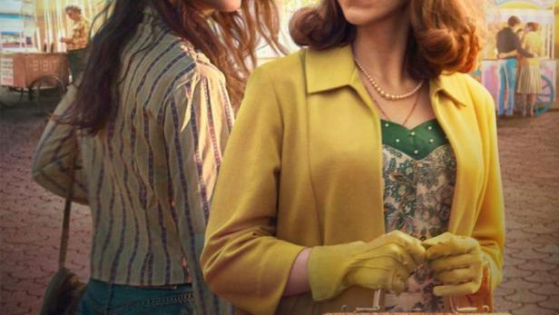 Zwei Frauen stehen vor einem Riesenrad im Luna Park.